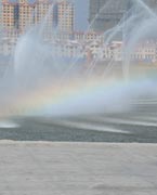 晉陽湖噴泉
　　晉陽湖公園是城市綜合型生態(tài)濱水公園，其景觀工程分為10大區(qū)域，有生態(tài)自然游覽區(qū)、僑鄉(xiāng)文化廣場區(qū)、古厝文化體驗區(qū)、濕地生態(tài)科普區(qū)、城市文化廣場區(qū)、生態(tài)島休閑區(qū)、山林沙地游玩區(qū)和水上活動區(qū)。 