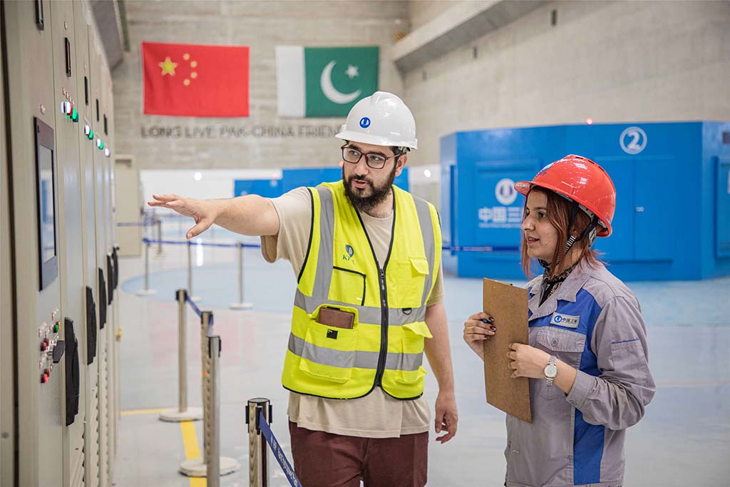 7月14日，巴方工作人員在卡洛特水電站-地下電廠檢查數(shù)據(jù)。 （人民網(wǎng)記者 薛丹攝）