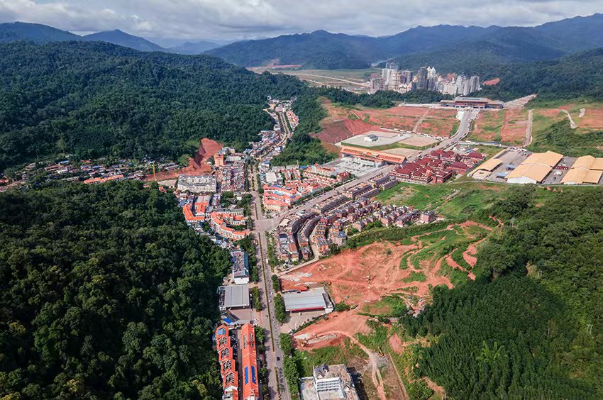 磨憨口岸俯瞰，右前方高層白色建筑群為老撾境內(nèi)。人民網(wǎng)記者 符皓攝