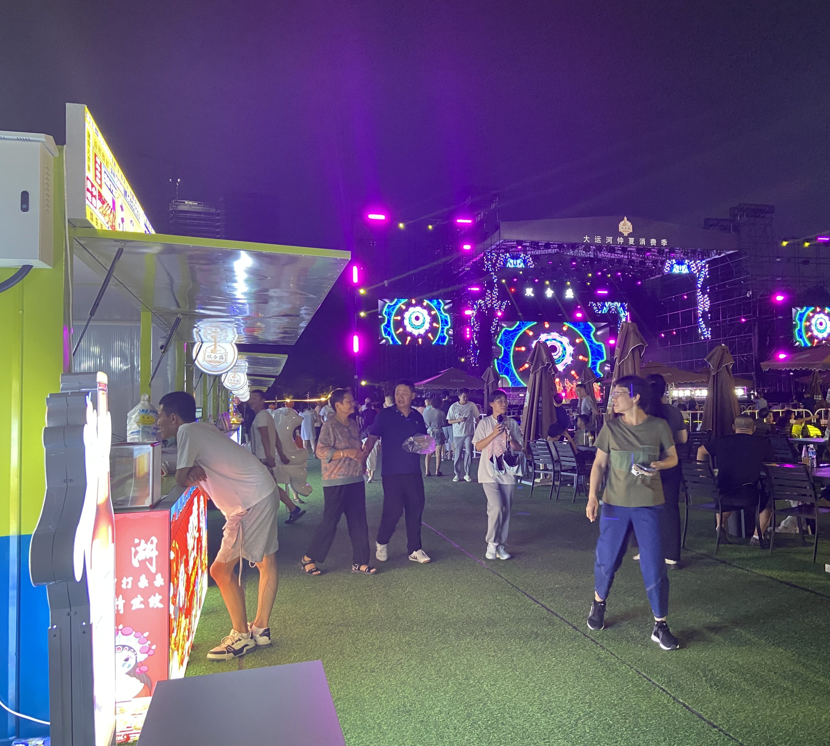 8月16日，游客在大運(yùn)河仲夏消費(fèi)季現(xiàn)場(chǎng)觀看演出、品嘗美食。人民網(wǎng) 馮春昉攝