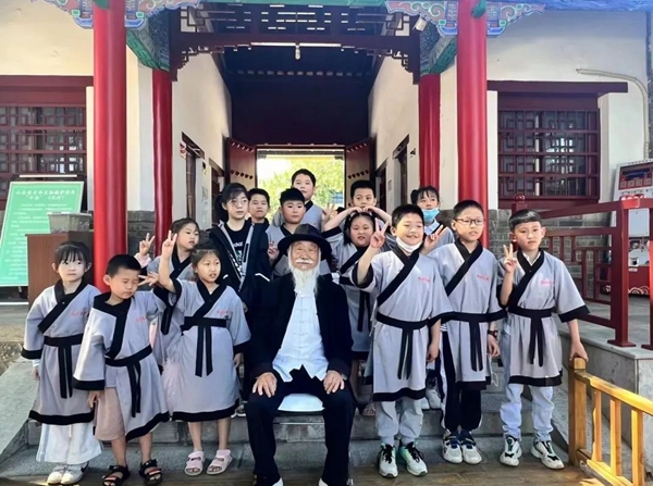 聽孔廟歷史見證人——白胡子爺爺講述臨沂城過去的故事。臨沂市博物館供圖