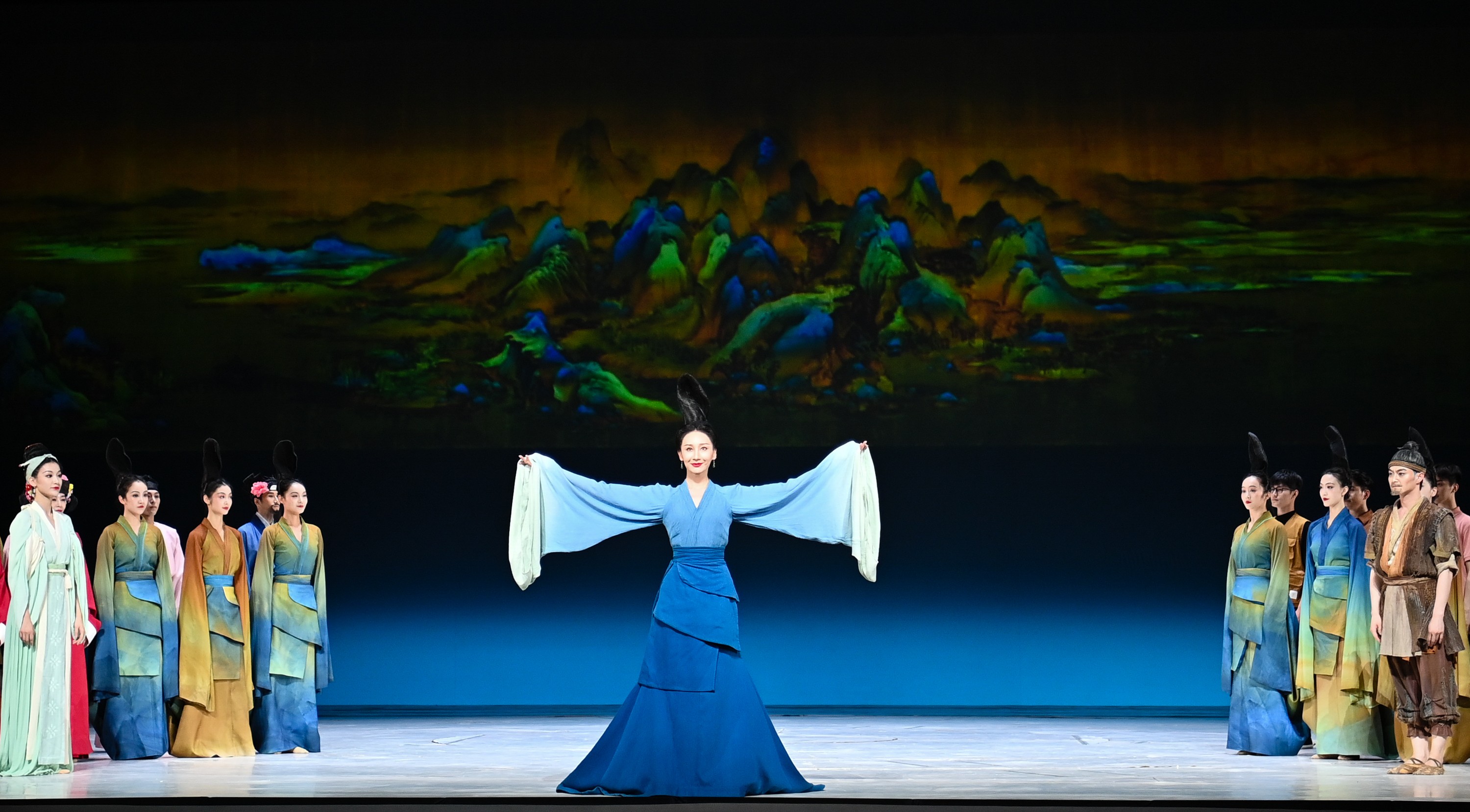 2023年7月20日，中國東方演藝集團(tuán)演員在烏魯木齊文化中心大劇院表演舞蹈詩劇《只此青綠》。新華社記者 李響 攝