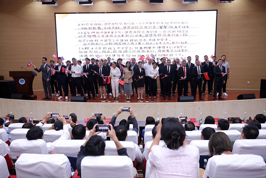 7月31日，昆明鐵道職業(yè)技術學院舉行援老撾鐵道職業(yè)技術學院項目教育能力建設教師培養(yǎng)班結業(yè)典禮。 昆明鐵道職業(yè)技術學院供圖