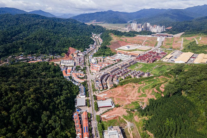 磨憨口岸俯瞰，右前方高層白色建筑群為老撾境內(nèi)。人民網(wǎng)記者 符皓攝