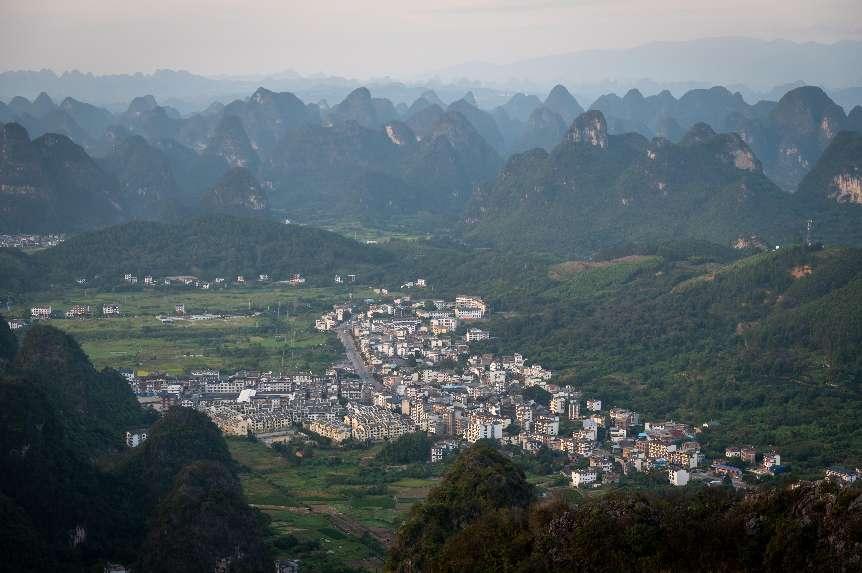 廣西層巒疊嶂，郁郁蔥蔥。 人民網(wǎng) 嚴立政攝