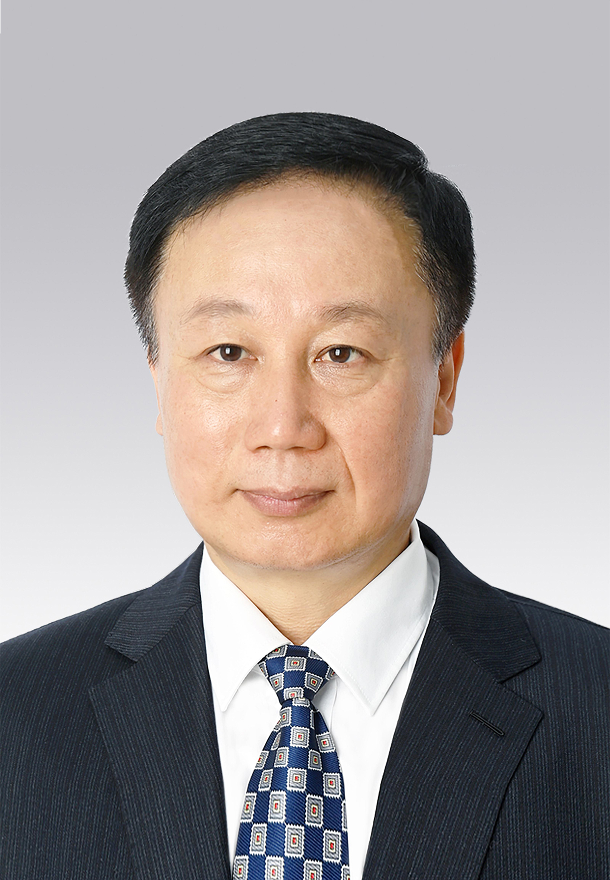 馬宏偉，男，滿族，1969年4月生，研究生學(xué)歷，中共黨員，現(xiàn)任人民日?qǐng)?bào)社副總編輯。