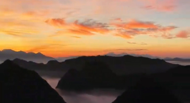 雲(yún)南文山:日出彩色霓虹與山巒"共舞"