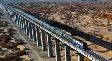 坐著火車看胡楊林是什麼體驗(yàn)